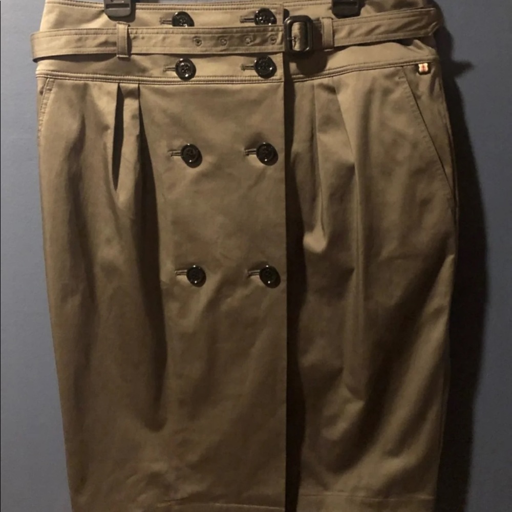 NWT Burberry pencil skirt. Size 8!